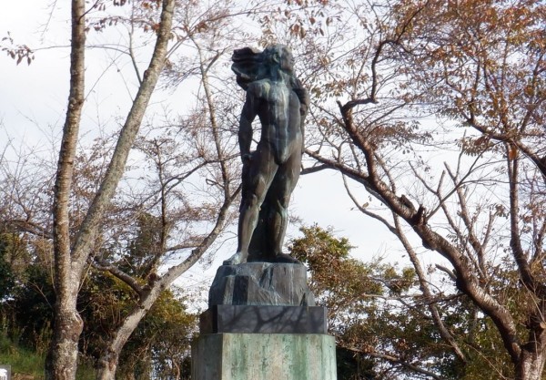 ③ガ島を望む石巻市大門崎公園のブロンズ像「潮音」